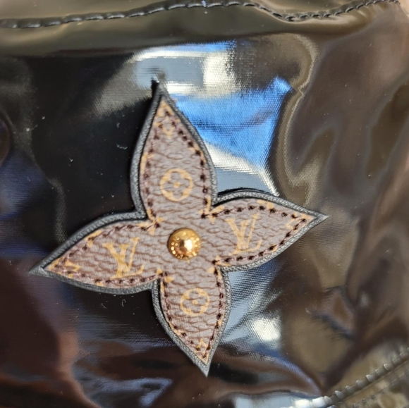 Louis Vuitton Rainy Day Bob Hat Louis Vuitton Water Proof Monogram Patch Medium - Picture 8 of 12